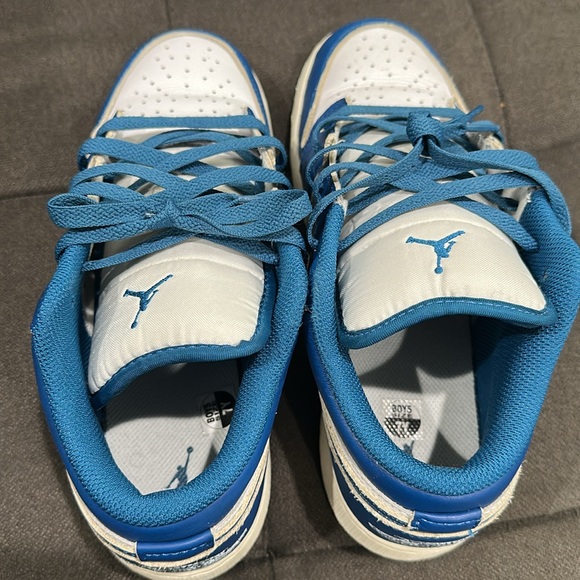 Air Jordan 1 Low SE size 7Y - Picture 3 of 6